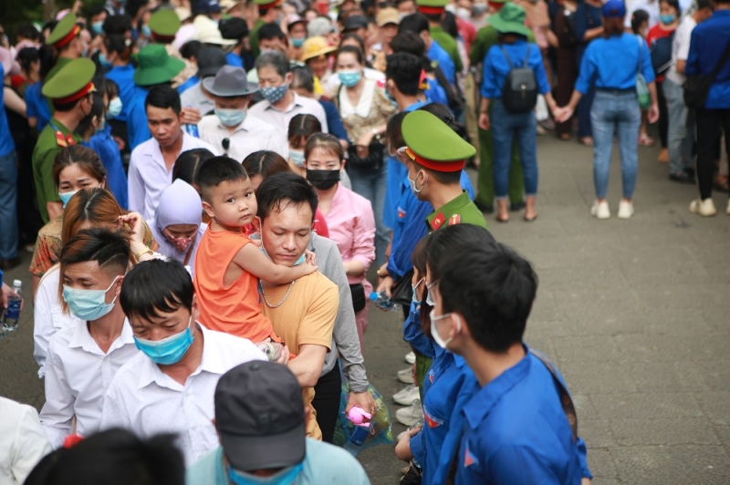 Trẻ em bám chặt bố mẹ chen lấn trong biển người dâng lễ Giỗ Tổ Hùng Vương