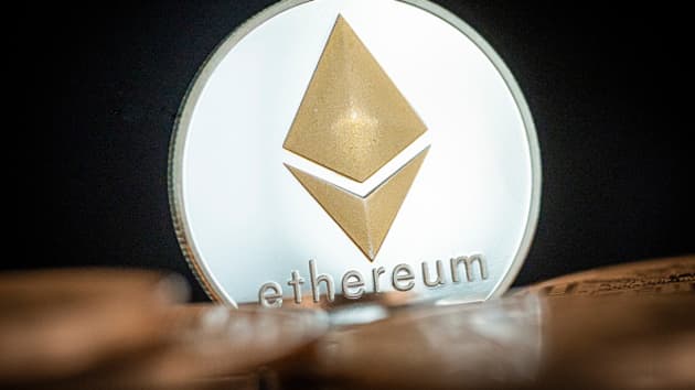 Nhà đầu tư lãi sẽ bao nhiêu nếu rót 1.000 USD mua Ethereum vào đầu năm 2021? (Ảnh: CNBC)