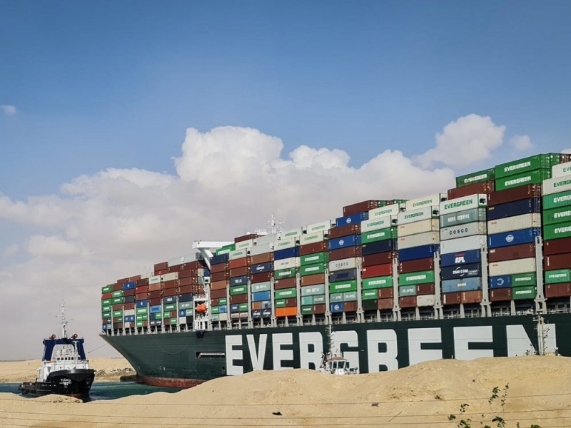 Chủ sở hữu tàu Ever Given từ chối bồi thường và đổ lỗi cho Cơ quan quản lý kênh đào Suez về việc tắc nghẽn (Ảnh: Business)