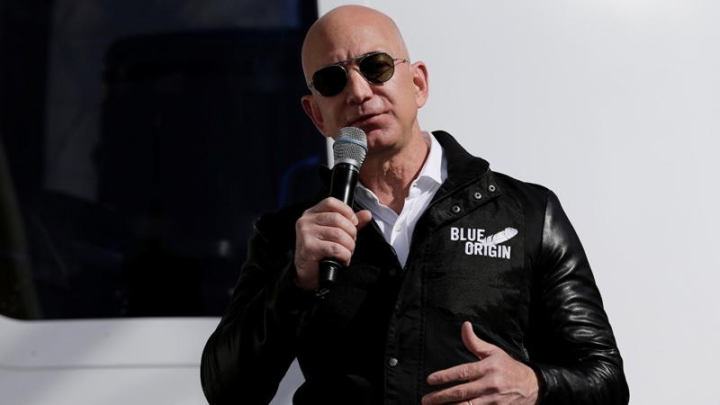 Jeff Bezos, nhà sáng lập Amazon và Blue Origin