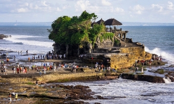 Bali tấp nập du khách, kín phòng trong dịp lễ cuối năm