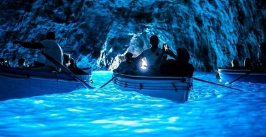 Hang Blue Grotto ở Italy có làn nước phát sáng đến lạ