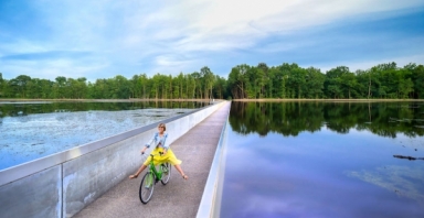 Đạp xe giữa mặt hồ nhờ con đường dưới nước tại Bỉ