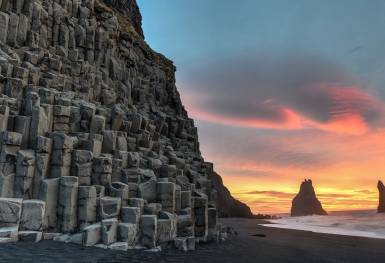 Kỳ lạ bãi biển cát đen ở Iceland huyền ảo không ai được phép tắm