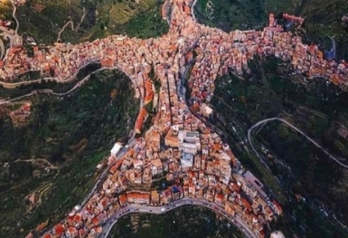 Nhiếp ảnh gia gây 'náo loạn' vì bức ảnh một thị trấn ở Italy