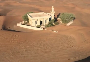 Khám phá ngôi làng bị chôn trong bão cát ngay sát Dubai