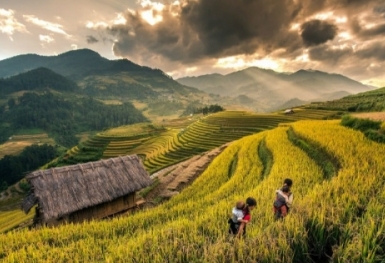 Bản Ý Linh Hồ - vẻ đẹp hoang sơ hút hồn mọi du khách