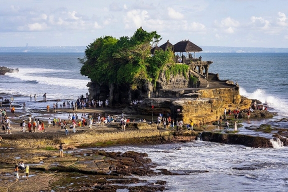 Bali tấp nập du khách, kín phòng trong dịp lễ cuối năm