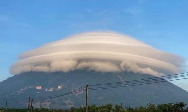 Hình ảnh đám mây ảo diệu trên đỉnh núi Bà Đen - Tây Ninh