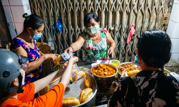 Bánh mì “âm phủ” Cần Thơ, khách xếp hàng trong đêm thưởng thức