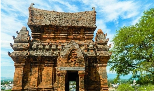 Tháp Chàm Po Klong Garai và vẻ đẹp hiên ngang trước nắng và gió