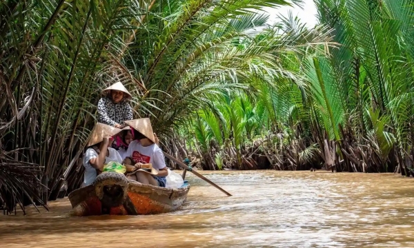 Du khách thích thú với trải nghiệm du lịch trên sông Mê Kông