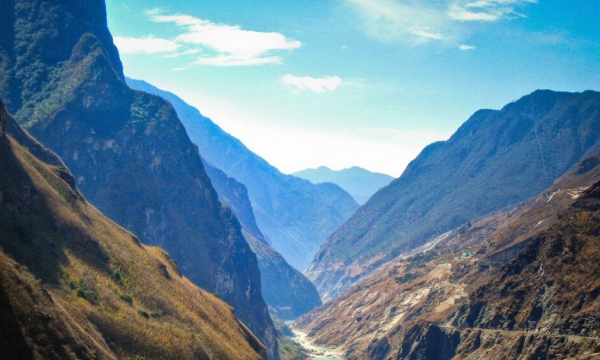 Khám phá hẻm núi Tiger Leaping Gorge ở Lệ Giang, Trung Quốc