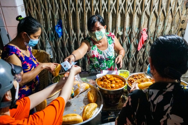 Bánh mì “âm phủ” Cần Thơ, khách xếp hàng trong đêm thưởng thức