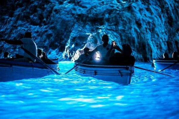 Hang Blue Grotto ở Italy có làn nước phát sáng đến lạ