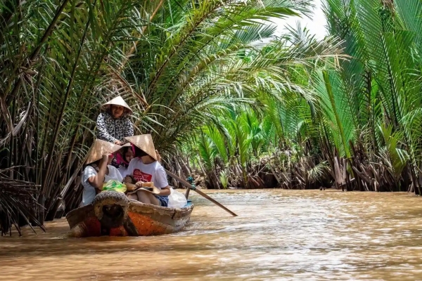 Du khách thích thú với trải nghiệm du lịch trên sông Mê Kông