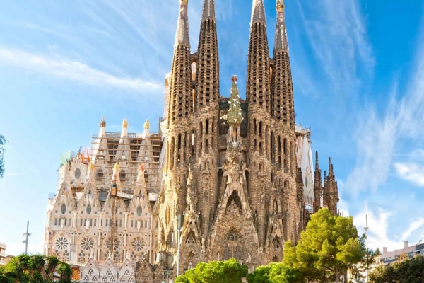 Tham quan Vương cung Thánh đường Sagrada Familia ở Barcelona