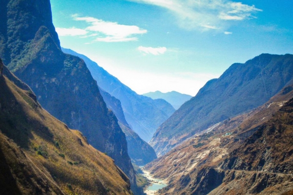 Khám phá hẻm núi Tiger Leaping Gorge ở Lệ Giang, Trung Quốc