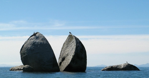 Khám phá khối đá tách đôi 120 triệu năm tuổi ở New Zealand