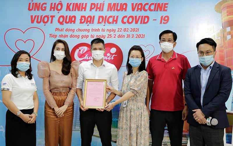 thuy-tien-cong-vinh-ung-ho-50-trieu-mua-vaccine-covid-19