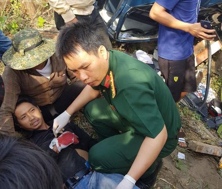 Đắk Nông: Bộ đội tạm dừng hành quân, tức tốc cứu người gặp nạn dưới chân đèo 52 