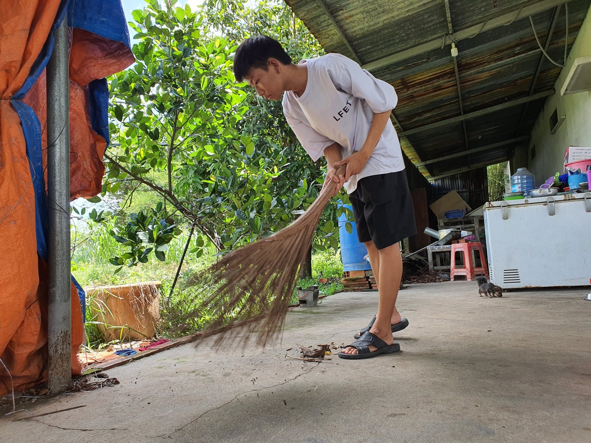 nam-sinh-nhin-doi-di-hoc-toi-lam-them-voi-uoc-mo-tiep-tuc-den-truong