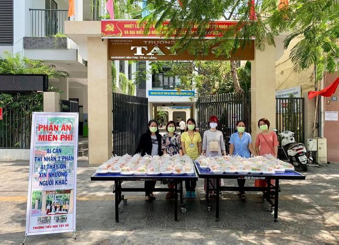 Thầy cô giáo ở Đà Nẵng chung tay làm 'bếp ăn 0 đồng', nấu hàng trăm suất ăn miễn phí tặng người nghèo