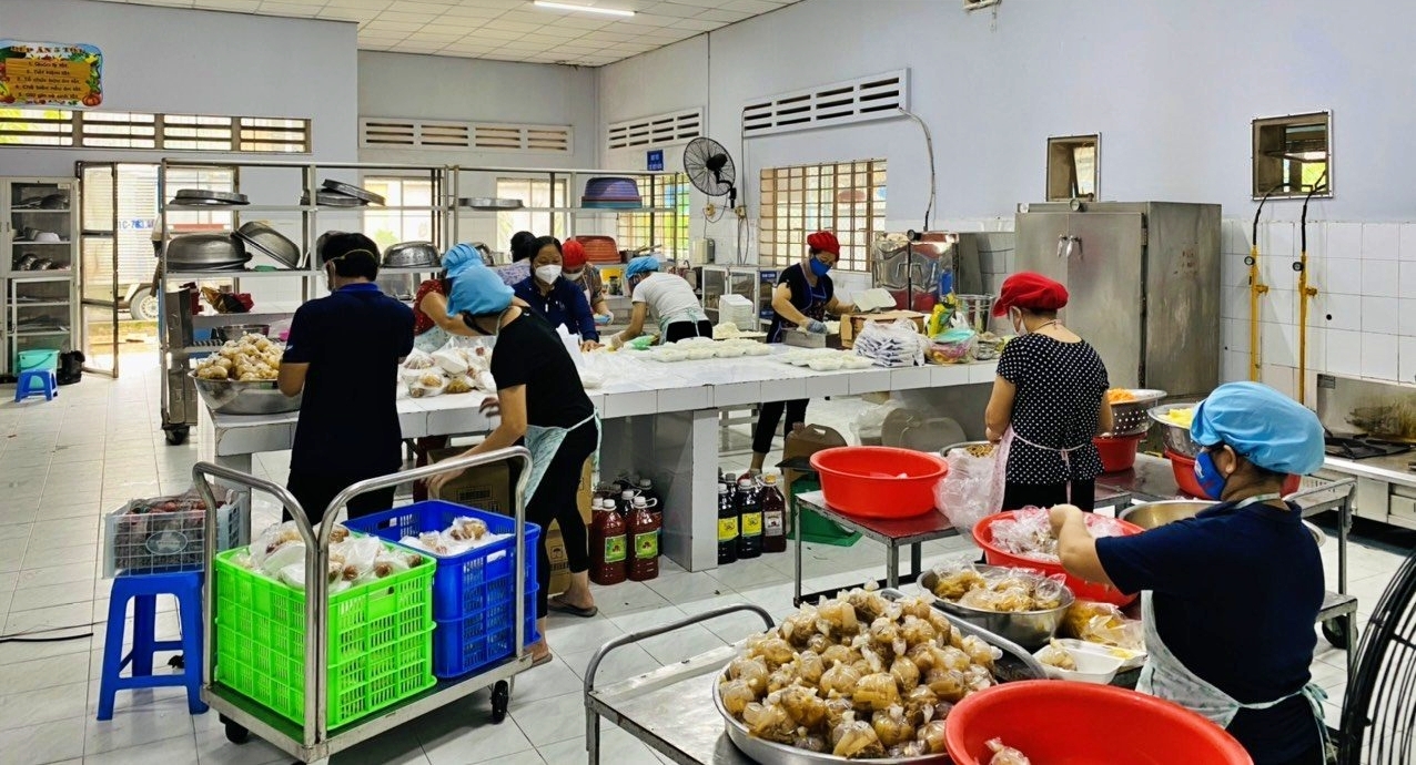 Bếp ăn Từ Tâm tất bật nổi lửa, nấu nướng từ sớm tinh mơ. Ảnh: Vietnamnet nhom-thien-nguyen-tu-tam-nau-tang-4000-suat-com-cho-ba-con-tp-hcm
