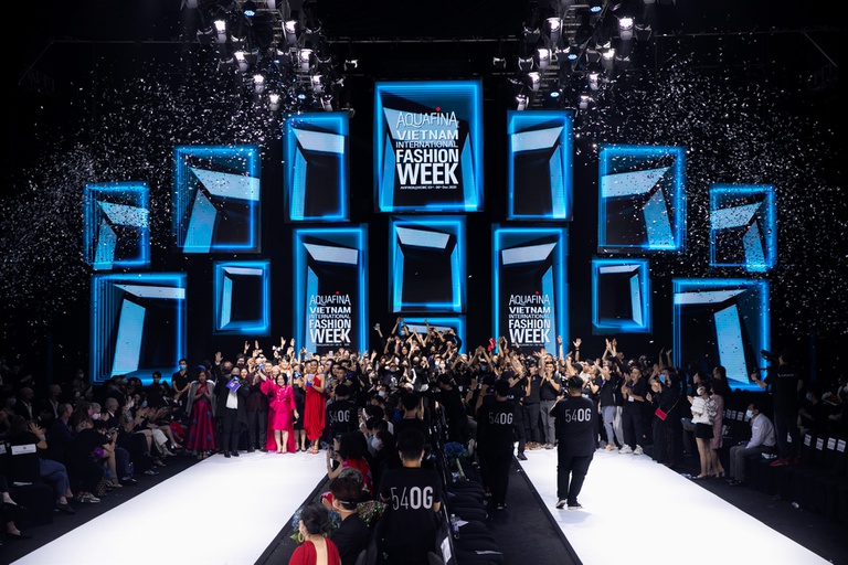 Vietnam International Fashion Week được giới chuyên môn đánh giá là Tuần lễ thời trang lớn nhất khu vực ĐNÁ trang-le-tu-dan-ngoai-dao-den-nguoi-chap-canh-thoi-trang-viet