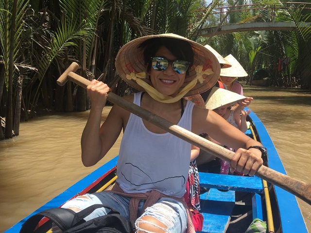 Caroline Vo trong chuyến du lịch sông Mekong ở Việt Nam năm 2018 nu-giam-doc-nguoi-my-goc-viet-bo-viec-luong-cao-khoi-nghiep-day-yoga