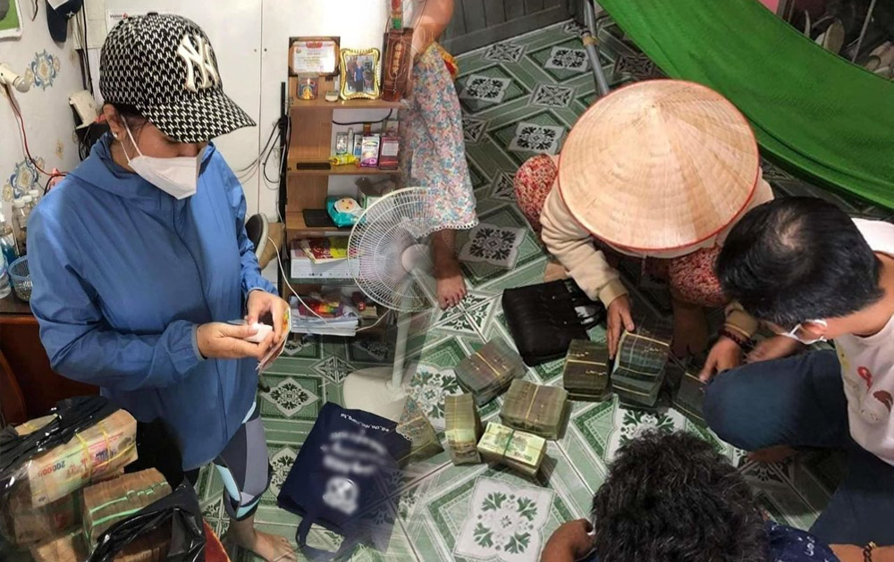 Cho đi để nhận lại: Người phụ nữ nghèo bật khóc vì trúng 6 tỷ nhờ 3 tấm vé số mua ủng hộ cụ già