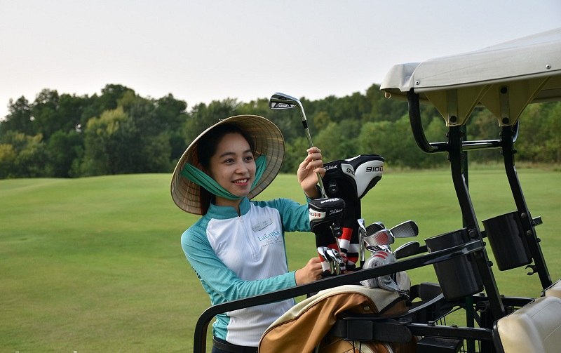 Tâm sự của các caddy trên sân golf: Nghề 'làm dâu trăm họ' không hề dễ dàng, chịu nhiều tai tiếng