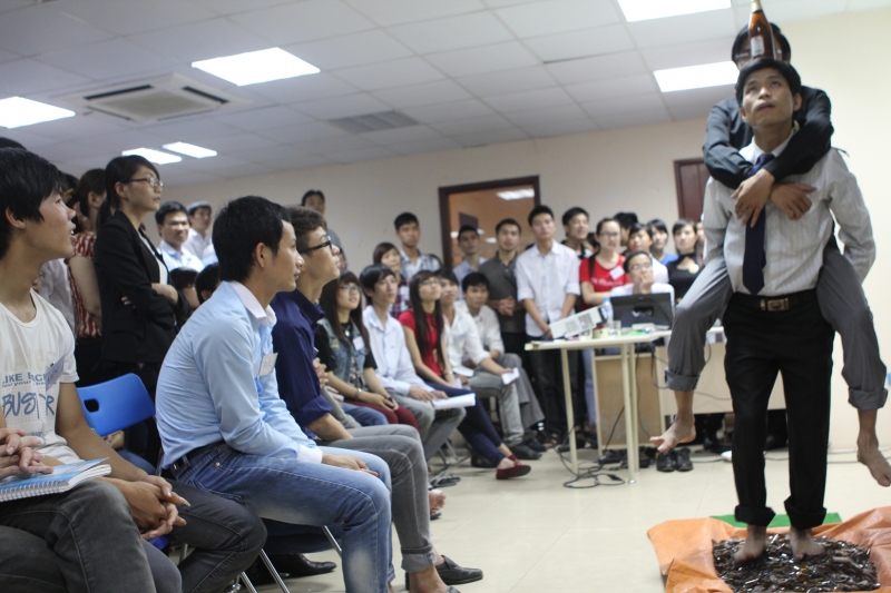 Thầy Trần Quốc Hoàn 12-thay-giao-nghi-luc-vuot-len-nghich-canh-truyen-cam-hung