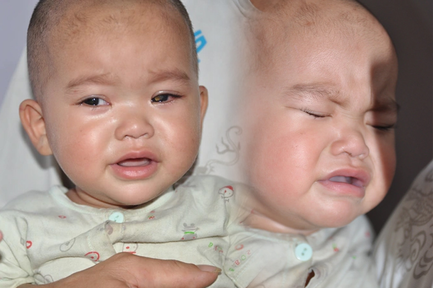 Ông bố người Thái khóc ròng xin cứu con gái 1 tuổi bị ung thư võng mạc
