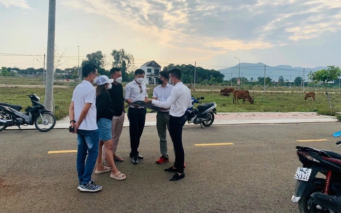 Nỗi lòng người bỏ việc đi làm môi giới: 'Chọn việc kiếm ra tiền lại nhẹ đầu thì có gì sai?'