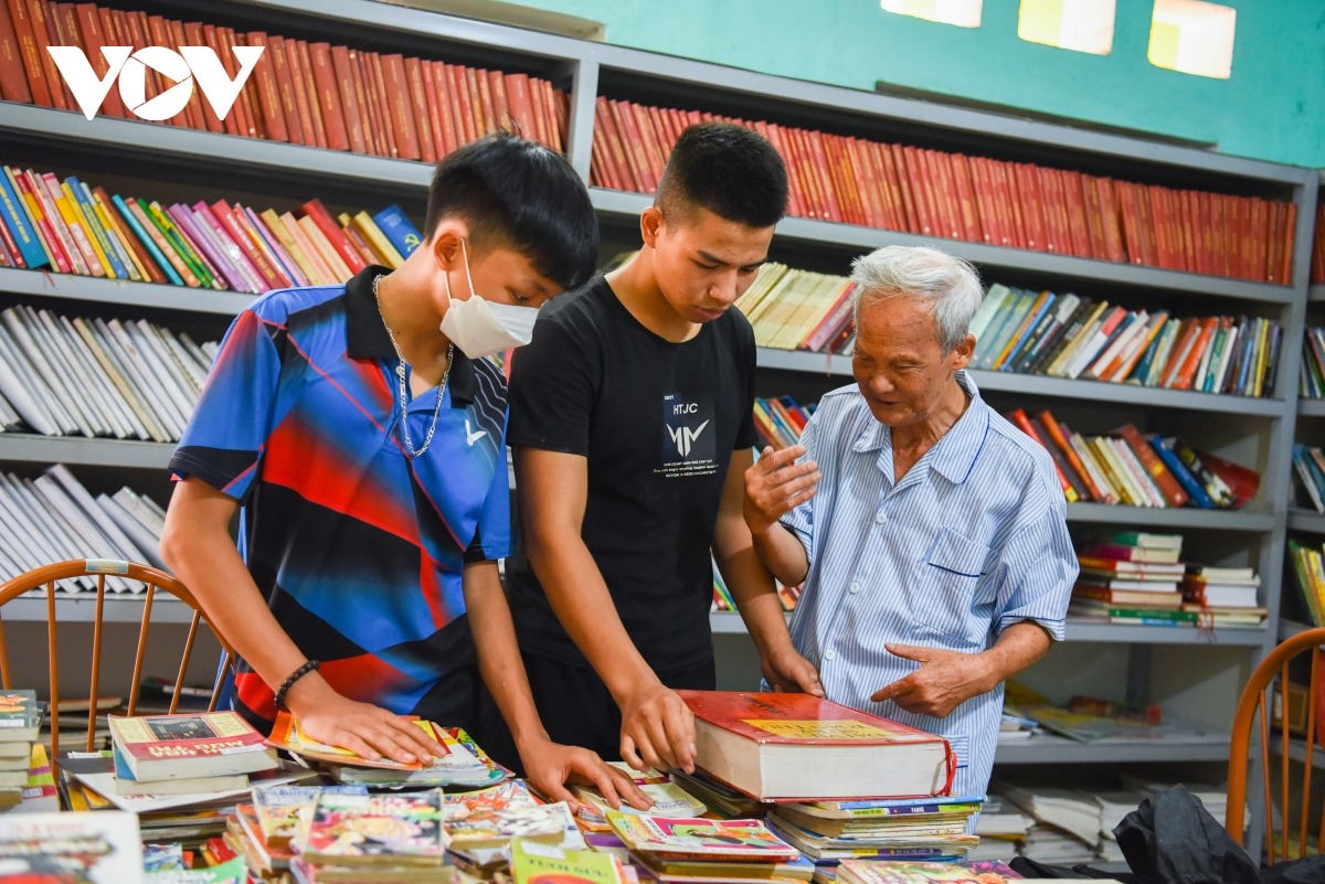 Ngày nghỉ hè, có rất nhiều các em học sinh trong xã tìm đến mượn sách thư viện cộng đồng ông Huy để mượn sách tìm đọc. Ảnh: VOV ong-thu-thu-90-tuoi-cam-cui-xay-thu-vien-cong-dong-o-bac-giang