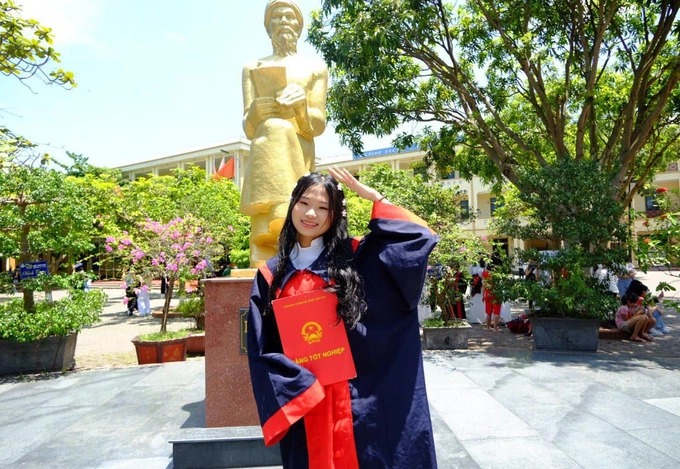 Phạm Thị Trà Mi: Nữ sinh Nghệ An xuất sắc lập 'hat-trick' tại kỳ thi THPT 2022