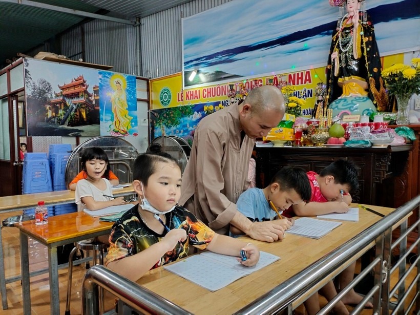 Ấm lòng lớp học tình thương nơi cửa Phật cho trẻ em nghèo ở Đồng Nai