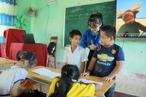 Lớp học tiếng Anh miễn phí rộn rã tiếng cười cho trẻ em H'rê nghèo khó