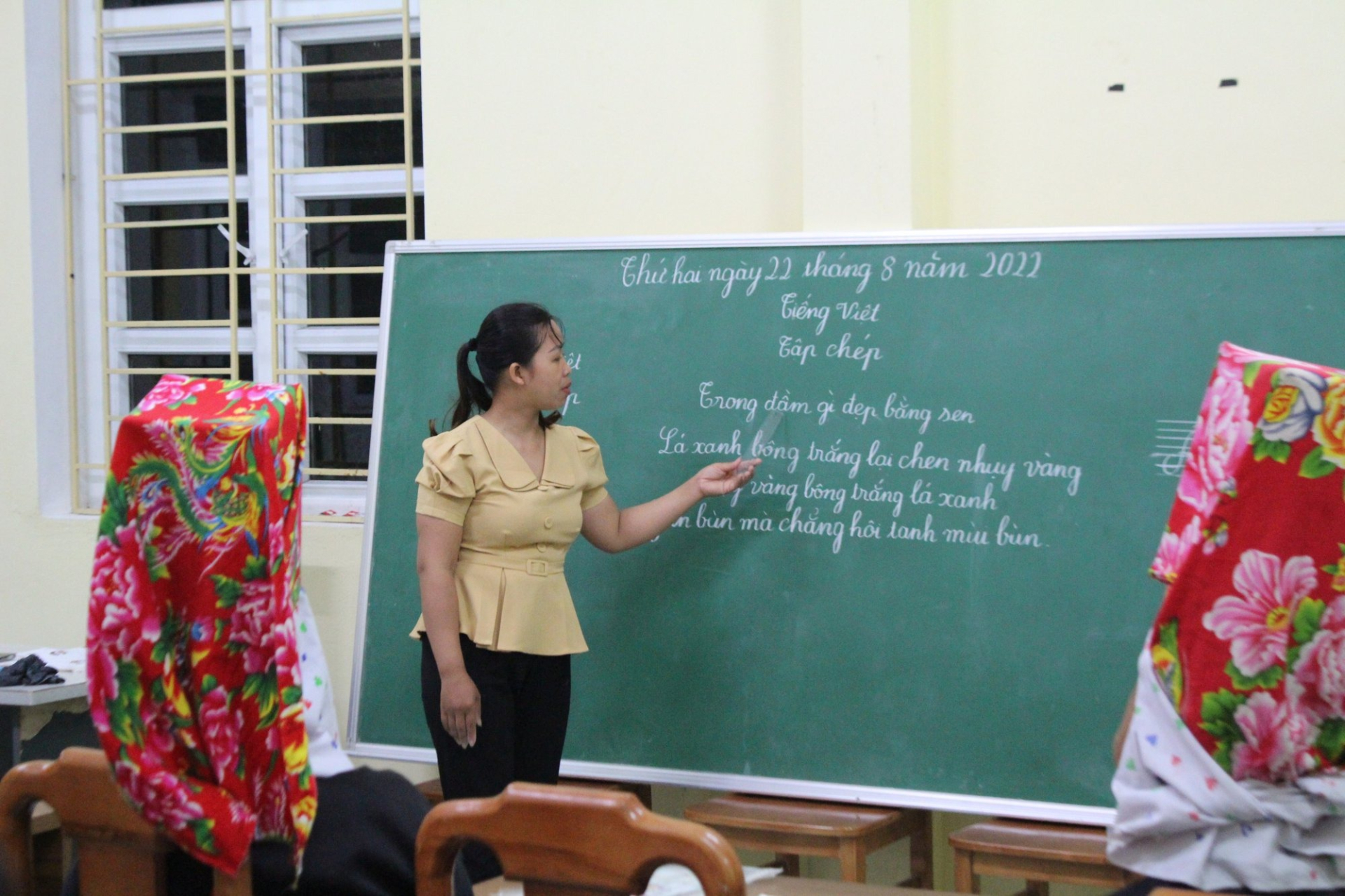 Tình người ấm áp trong lớp học xóa mù chữ nơi biến giới Quảng Ninh