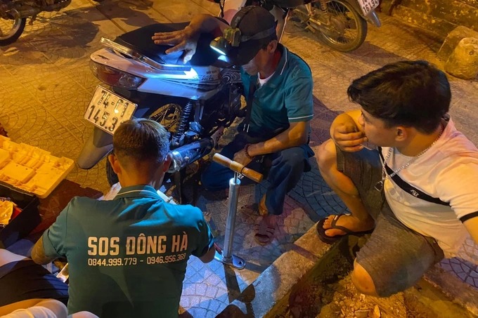 Đội SOS đặc biệt ở Quảng Trị không quản ngày đêm hỗ trợ xe gặp sự cố