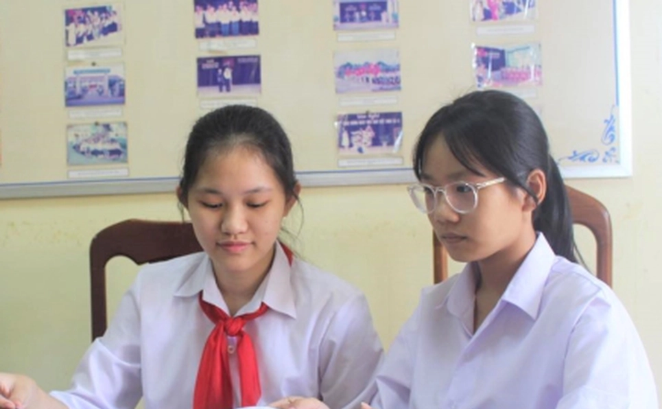 Hai nữ sinh ở Gia Lai mày mò thiết kế phần mềm tra cứu lịch sử Việt