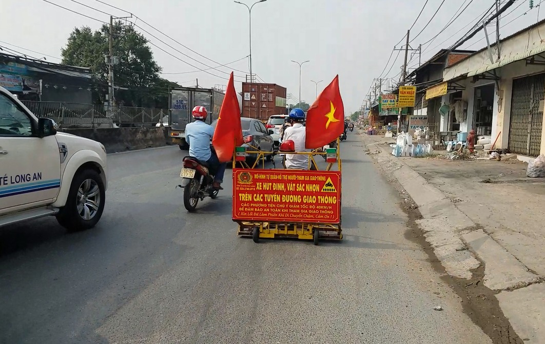 Người đàn ông hơn 15 năm hút đinh trên đường quốc lộ: Bà con đi đường an toàn là tôi vui rồi