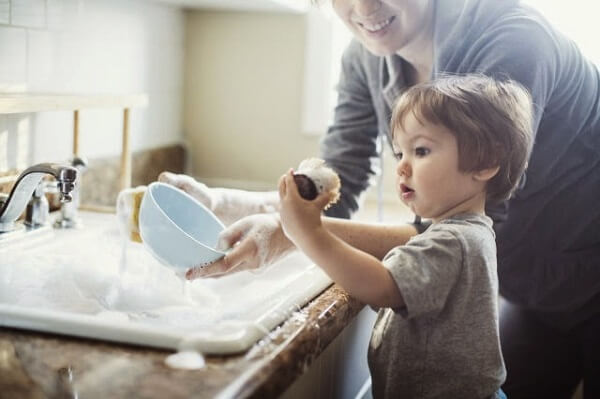 Dạy trẻ làm việc nhà: Tuy nhỏ nhặt nhưng ảnh hưởng đến tương lai của trẻ