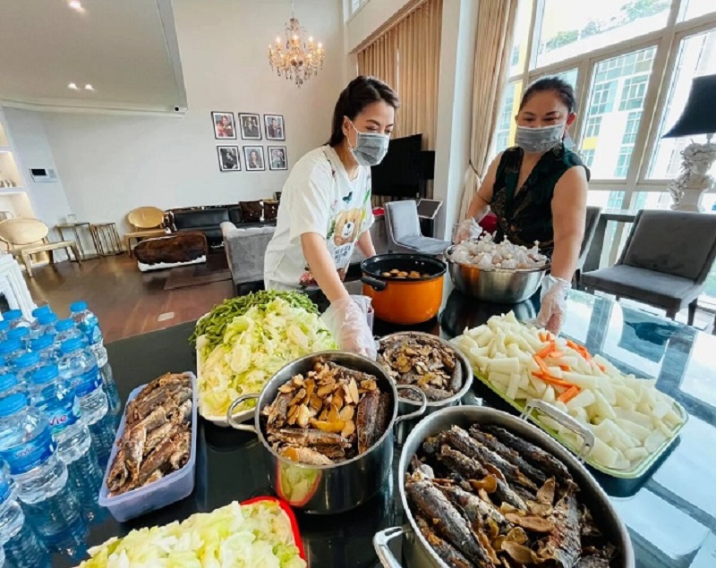 Tấm lòng của mẹ con diễn viên Trương Ngọc Ánh: Dậy sớm nấu 300 suất ăn gửi tặng khu cách ly