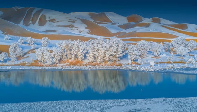 Cảnh tượng bất thường cực hiếm tại Sahara: Tuyết trắng phủ kín 'chảo lửa' 2,5 triệu tuổi