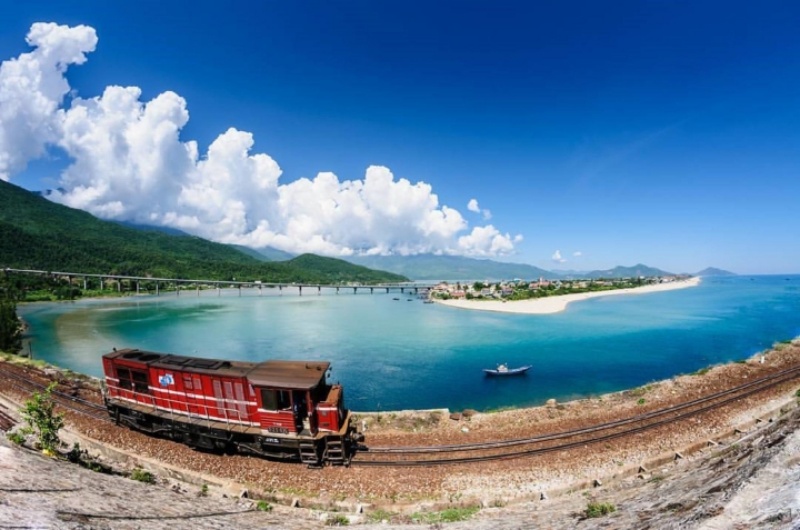 Về Huế check - in đường tàu đẹp bậc nhất Việt Nam
