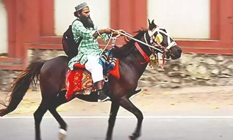 Bất ngờ với lý do người đàn ông Ấn Độ quyết cưỡi ngựa đi làm mỗi ngày