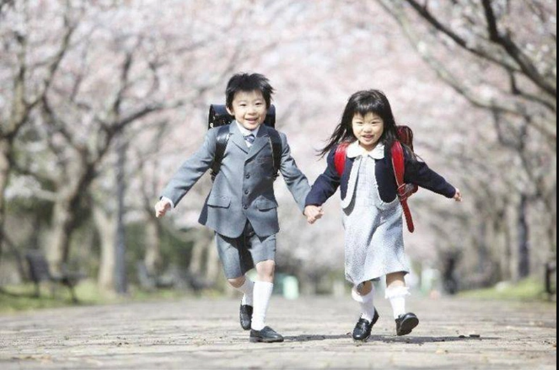 Học cha mẹ Nhật 4 tuyệt chiêu dạy con thành đứa trẻ tự lập, ham học, bản lĩnh