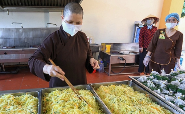 Chuyện ấm lòng ở Bệnh viện K2 Tam Hiệp: Sư cô cùng phật tử nấu cơm tặng bệnh nhân cách ly